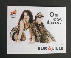 AUTOCOLLANT  NRJ LILLE 101.3 - CENTRE COMMERCIAL EURALILLE COMMERCE - ON EST FANS - FEMMES PANTHÈRES PASCALINE ESMERALDA - Stickers