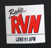 AUTOCOLLANT RADIO RVN VOIX DU NORD - JOURNAL QUOTIDIEN -- 91,6FM - LENS 62 PAS-DE-CALAIS - Stickers
