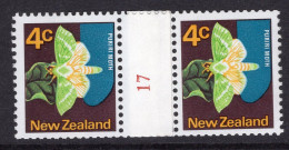 New Zealand 1973-76 Definitives - No Wmk. - Coil Pairs - 4c Puriri Moth - No. 17 - LHM - Nuovi