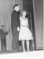 Photo De Presse (Le Progrès) Luis Mariano Et Annie Cordy, Artistes Chanteurs Sur Scène - 18 X 24 Cm - Beroemde Personen