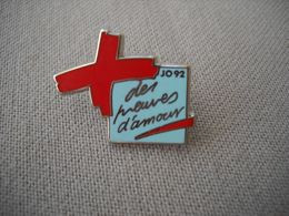 1738 Pin's Pins   JO 1992  Croix Rouge Des Preuves D'amour    Jeux Olympiques 92 - Olympische Spelen