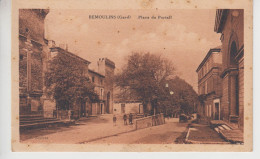 CPA Remoulins - Place Du Portail (avec Petite Animation) - Remoulins