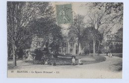 78/ CPA A - Mantes - Le Square Brieussel - Mantes La Ville