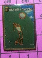 512G2 Pin's Pins / Beau Et Rare / SPORTS / GOLF AFFICHE RETRO TROPHEE LANCOME - Golf