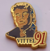 P100 Pin's VITTEL 91 Johnny Hallyday Signé Bichet Achat Immédiat Immédiat - Personnes Célèbres