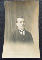 44  SAINT-NAZAIRE  -  CARTE-PHOTO  -  JEUNE HOMME - STUDIO PRAT  EN FACE DE LA GARE - Anonieme Personen