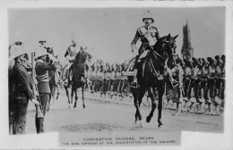 CPA INDE CORONATION DURBAR DELHI THE KING EMPEROR AT THE PRESENTATION OF THE COLOURS - Inde