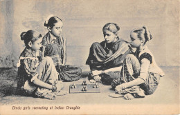 CPA INDE HINDU GIRLS RECREATING AT INDIAN DRAUGHTS - Indien