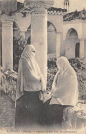 CPA ALBANIE KASTORIA FEMMES TRUQUES DANS UN CARAVANSERAIL - Albania