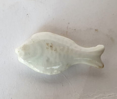 FEVE ANCIENNE  EN PORCELAINE BLANCHE EMAILLEE LAPLAGNE - POISSON LIMANDE 1 - Anciennes