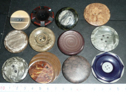 Rare Beau Lot De 12 Gros Boutons Anciens En Résine Bouton - Buttons