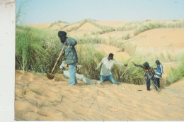Carte De Mauritanie ..Sortie De Nouakchott Les Vents De Sable Sont Omni Presents _L'Homme Defie Le Desert Pour Survivre - Mauritania