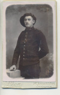 Photo Sur Carte (Format Carte De Visite) - Militaria Soldat Militaire Uniforme (1 Sur Col), Béret  - Photo Léon Grenoble - Uniformes