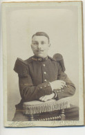 Photo Sur Carte (Format Carte De Visite) - Militaria Soldat Militaire Uniforme (13 Sur Col) - Photo Gonin Nevers - Uniformes