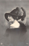 Fantaisie - Femme - Chapeau - Plume - Sourire - Portrait - Carte Postale Ancienne - Femmes