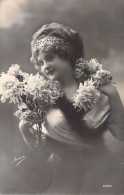 FANTAISIE - Femme - Diadème - Collier De Fleurs - Sourire - Carte Postale Ancienne - Frauen