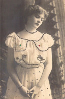 FANTAISIE - Femme - Robe Blanche Pailletée - Regard évasif - Carte Postale Ancienne - Frauen