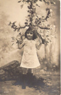 FANTAISIE - Enfant En Robe Blanche  - Carte Postale Ancienne - Sonstige & Ohne Zuordnung