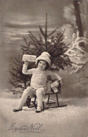 FANTAISIE - Enfant Assis Sur Une Luge Devant Un Sapin  - Carte Postale Ancienne - Autres & Non Classés