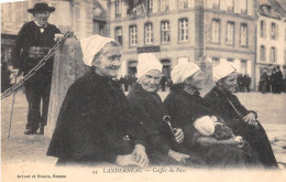 Landerneau            29          Quatre Femmes En Coiffes Du Pays Assises Sur Un Banc        ( Voir Scan) - Landerneau