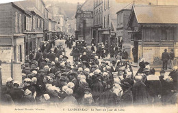 Landerneau            29          Le Pont Un Jour De Foire   N°8      ( Voir Scan) - Landerneau