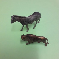 JOUET . 2 FIGURINES . ANIMAUX . ZÈBRE & BISON . CADEAUX LESSIVE OMO - Réf. N°40J - - Andere & Zonder Classificatie