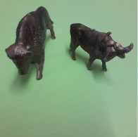 JOUET . 2 FIGURINES . ANIMAUX . " VACHE & BISON " . CADEAUX LESSIVE OMO - Réf. N°43J - - Other & Unclassified