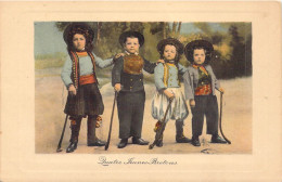 FOLKLORE - COSTUMES - Quatre Jeunes Bretons - Carte Postale Ancienne - Trachten