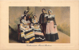 FOLKLORE - COSTUMES - Costumes De Marie Bretons - Carte Postale Ancienne - Trachten