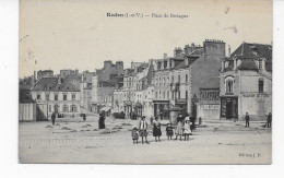 Delcampe - 35  REDON  PLACE DE LA BRETAGNE  ANIMEE  BON ETAT   2 SCANS - Redon