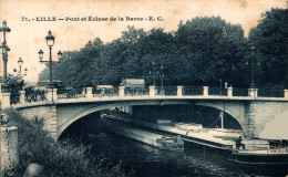 N°104683 -cpa Lille -pont Et écluse De La Barre -péniche "Fantoleine" - Péniches