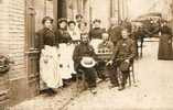 Le Mans     72   . Carte Photo.. Groupe De Personnes Attablées Devant Un Café (voir Scan) - Le Mans