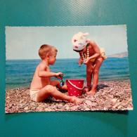 Cartolina Bambini In Spiaggia. Viaggiata 1968 - Groupes D'enfants & Familles