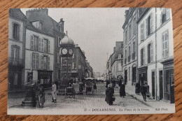 Douarnenez - La Place De La Croix - Marchand De Glaces Ambulant, Buvette, Commerce Griffon, Hotel De France, Au Bon Coin - Douarnenez