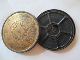 PATHE BABY - Film 9,5 Mm  Western Muet - La Diligence Infernale Dans Sa Boite. ( Diamètre Boite : 18 Cm. Environ )BE/TBE - 35mm -16mm - 9,5+8+S8mm Film Rolls
