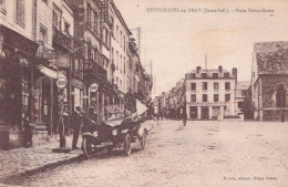 76 / NEUFCHATEL En BRAY - Place Notre Dame - POMPE à ESSENCE - VOITURE - Neufchâtel En Bray