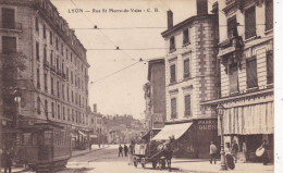 69. LYON . CPA.  RARETE. RUE ST PIERRE DE VAISE. ANIMATION. COMMERCES. ATTELAGE. TRAMWAY.. - Lyon 9