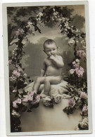 Delcampe - CPA  PHOTO    BEBE ASSIS SUR UN COUSSIN ENTOURE D UNE GUIRLANDE DE FLEURS - Babies