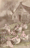 FANTAISIE - Les Bébés Dans Les Oeufs Pour Heureuses Pâques - Carte Postale Ancienne - Bébés