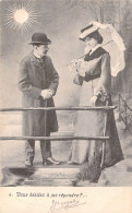 COUPLES - Homme Chapeau Melon Et Femme Au Chapeau Sur Un Pont 264 / 4 -  Carte Postale Ancienne - Couples