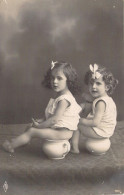 ENFANTS - Fillettes Assises Sur Le Pot -  Carte Postale Ancienne - Ritratti