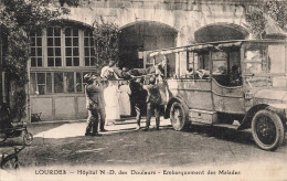 Autocar Ancien De Marque Type Modèle ? * Car Bus Autobus * Lourdes , Hôpital N.d. Des Douleurs , Embarquement Malades - Busse & Reisebusse