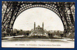 PARIS - LE TROCADERO  - VUE PRISE SOUS LA TOUR EIFFEL  - FRANCE - Tour Eiffel