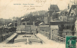 MAUBEUGE - Passage D'un Bateau, Péniches. - Péniches
