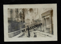 PHOTO 11 CM X 8 CM  Inscriptions   SOISSON 1917  LT COL DE BOUVIER Et Abbé  RUDYNSKI  à Droite "au Bon Marché" - Guerra, Militari