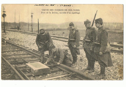 CP SEINE SAINT DENIS - GREVE DES CHEMINS DE FER(NORD) PONT DE LA BICHE (ST DENIS) CONTROLE D'UN AIGUILLAGE - Sciopero