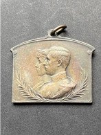 Petite Médaille Argent Albert Et Elisabeth 1915-1916  à Ses Chers écoliers - Royal / Of Nobility