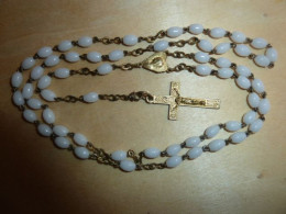 CHAPT-293 Chapelet Grains Forme Olive Céramique Blanche ,croix Et Médaille (forme Coeur) En Métal Doré - Art Religieux
