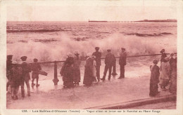 Les Sables D'olonne * Vague Allant Se Briser Sur Le Remblai Au Phare Rouge - Sables D'Olonne