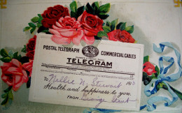 Cpa Gaufrée FLEURS ROSES ET TELEGRAMME . 1910 /  BOUQUET OF FLOWERS RED AND PINK ROSE . TELEGRAM . EMBOSSED OLD PC - Fleurs